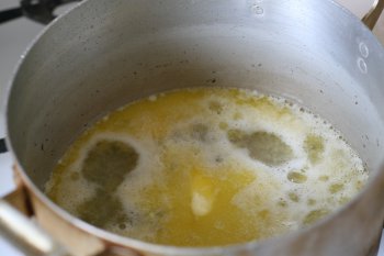 профитроли готовятся из заварного теста: в горячую воду положить сливочное масло и довести до кипения