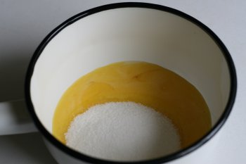 для приготовления ванильного соуса яичные белки отделить от желтков; желтки влить в посуду, всыпать сахар, муку, добавить ваниль