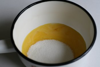 для приготовления соуса нужно яичные белки отделить от желтков; желтки влить в посуду, всыпать сахар, муку, добавить ваниль
