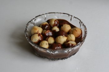1935. Орешки из заварного теста (профитроли) в шоколадном соусе