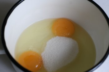 для приготовления яично-молочной смеси яйца смешать с сахаром