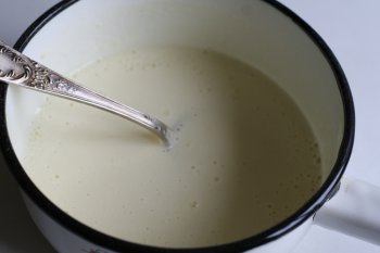 смешать молоко с яичной массой, хорошо перемешать и, непрерывно помешивая, нагреть смесь до 70—80°