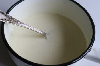 смешать яичную массу с кофе и молоком, желатином, ванилью, тщательно перемешать и, непрерывно помешивая, нагреть смесь до 70—80°