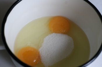 для приготовления яичной смеси яйца смешать с сахаром