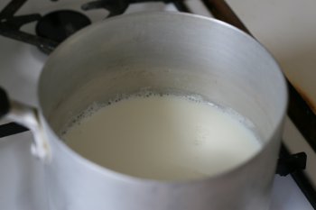 вскипятить молоко