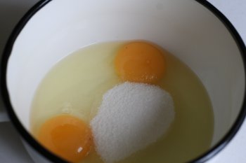 для приготовления яичной смеси смешать яйца и сахар