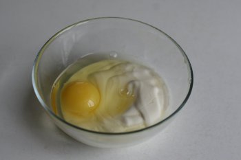 приготовить помазку: смешать яйца и сметану
