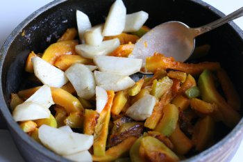 в глубокую посуду укладывать слоями: сначала слой овощей: тыква, картофель