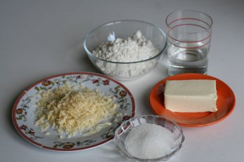 приготовить продукты для теста: муку, сахар, маргарин, воду, сыр
