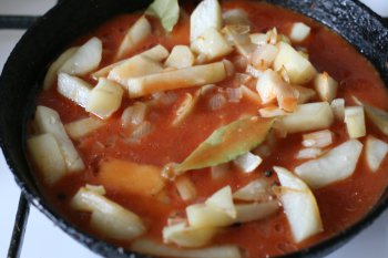 положить картофель и лук в посуду, добавить лавровый лист, перец горошком, залить томатным соусом