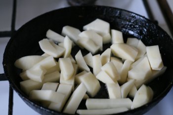 на сковороду с жиром положить картофель
