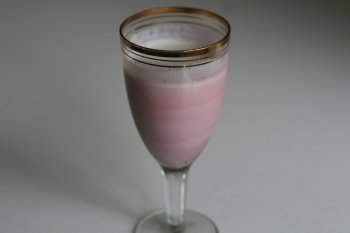 1968. Молочный напиток с фруктовым или ягодным соком и мороженым
