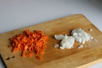 для гарнира приготовить белокочанную капусту тушеную, сначала нашинковать лук и морковь