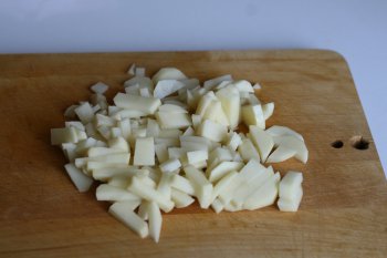 нарезать картофель дольками