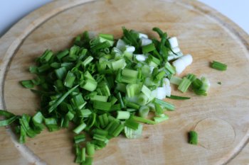 нарезать мелко зеленый лук