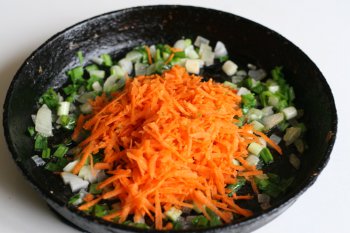 добавить зеленый лук к моркови с луком