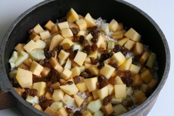 на рис положить слой из фруктов: яблоки, айва, тыква, изюм, затем снова слой риса, так чередовать, заполнить на 3/4 ее высоты, полить растопленным сливочным маслом