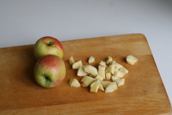 яблоки очистить от кожуры и удалить сердцевину