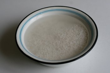 рис перебрать, промыть и залить подсоленной теплой водой на 1,5—2 часа
