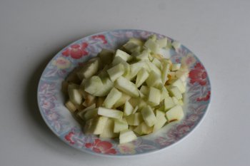 нарезать яблоки на кубики