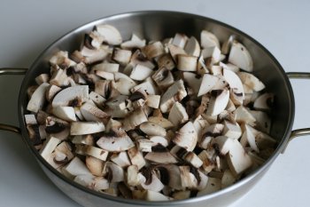 выложить грибы на сковороду