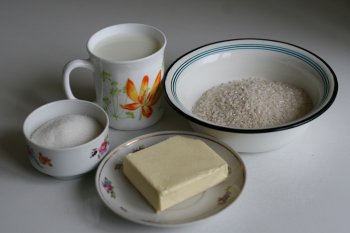 для приготовления каши нужно взять рис, молоко, сливочное масло, сахар