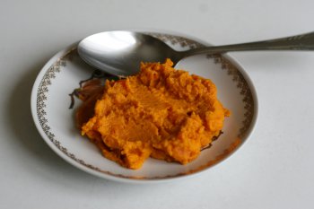 мягкую морковь нужно превратить в пасту, для этого можно протереть ее через сито, удобно измельчить морковь блендером