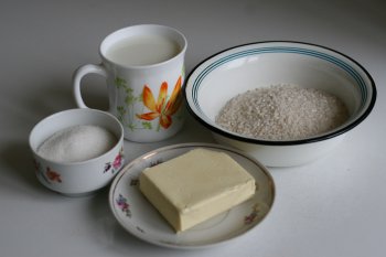 рецепт дан для котлет рисовых с морковью, сначала нужно приготовить продукты для рисовой каши: молоко, рис, сливочное масло, сахар