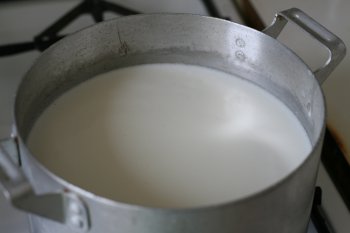 рис промыть и опустить в кипящее молоко, добавить немного соли и сахара, можно разбавить водой