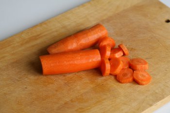 морковь очистить, нарезать мелкими кусочками
