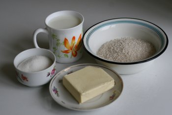 для приготовления рисовой каши нужно взять рис, молоко, сахар, яйца, сливочное масло