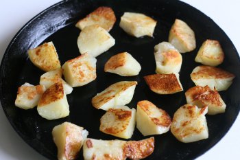 на гарнир отварить картофель, нарезать на дольки и обжарить на масле до румяной корочки