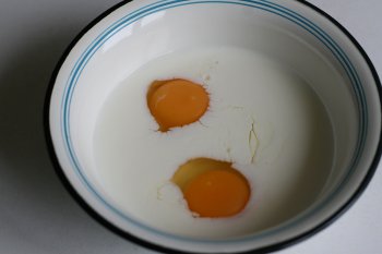 яйца смешать с молоком