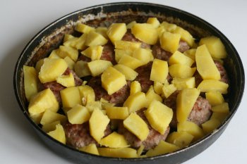 на сковороду с битками положить вареный картофель, нарезанный дольками