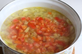 опустить помидор в суп, посолить