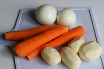 для супа понадобятся: картофель, лук, морковь, капуста, кабачки (вместо репы)