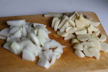 нарезать на дольки лук и картофель