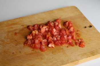 за 10 минут до окончания приготовить помидор, нарезать кубиками