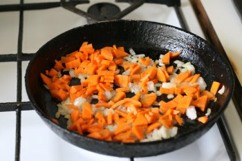 спассеровать на жире лук и морковь