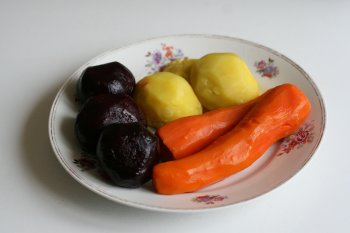отварить овощи: свеклу, морковь, картофель