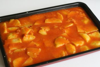 сверху залить соусом, приготовленного из спассерованного лука, муки и томат-пасты, соус прокипятить и залить картофель