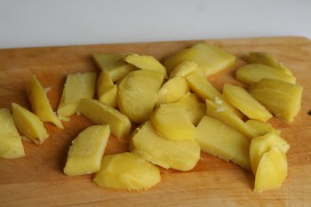 вареный картофель нарезать на дольки