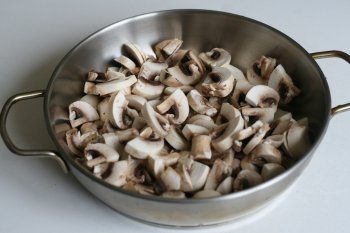 положить грибы на сковороду с маслом