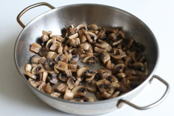обжарить грибы до готовности