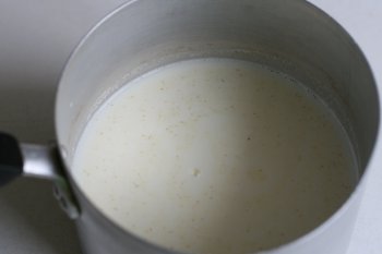 для приготовления манной каши в теплое молоко всыпать всю порцию манки, добавить соль и сахар