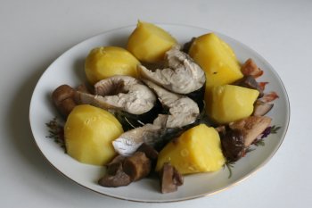 на блюдо положить рыбу, картофель, отваренные белые грибы