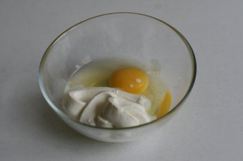 для смазки соединить яйцо и сметану