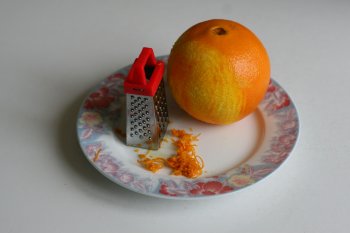 натереть на терке цедру апельсина