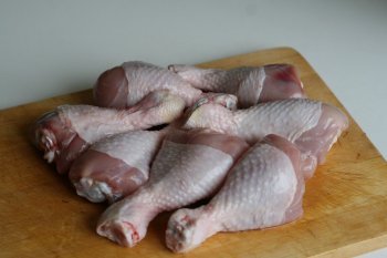 для приготовления этого рецепта можно взять одинаковые части цыпленка, например, голень