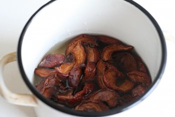 сушенные яблоки залить горячей водой и варить 35-40 минут
